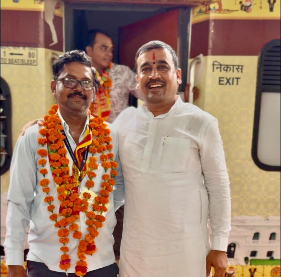 PatilBjp1's tweet photo. बुरहानपुर रेलवे स्टेशन पर #बुरहानपुर जिले के 191 यात्री एव जनपद पंचायत बुरहानपुर के विभिन्न ग्रामों से आए 89 श्रद्धालु यात्री मुख्यमंत्री तीर्थ दर्शन योजना के अंतर्गत पावन तीर्थ यात्रा #वैष्णो_देवी के लिए रवाना हुए। https://t.co/UmbTvfkTeY