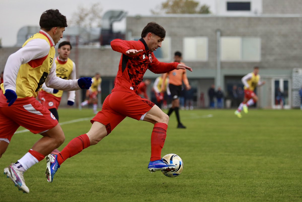 Newells's tweet photo. Finalizó el primer amistoso de 60 minutos, fue 1-0 a favor del local con gol de Lescano de penal a los 11’

📋 Formación para el segundo partido: Arias; Viola, Glavinovich, Boretto, Russo; Esponda, Sotelo, Acuña; Scarpeccio, Ramírez y Núñez. https://t.co/Nwokgqk1QB