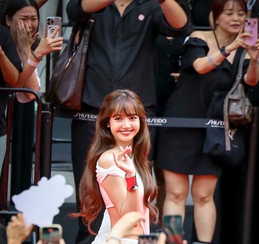 LaliceUpdates's tweet photo. OP is the woman in the white shirt who burst into tears when she saw Lisa. She later posted a video explaining her whole day via tiktok.

She woke up at 5am, left home at 5:30am and arrived at the venue around 6:15am.., She got her queue number at 8am, took a selfie in her assigned zone, then went back home. She returned to the event at 2pm.

She said it was the first time she’d ever seen #LISA up close. Before this, whenever she attended BP concerts, she had to rely on her phone’s zoom because she couldn’t afford VIP tickets.

@wearelloud @SHISEIDO_brand @centralwOrld

LISA ULTIMUNE STUDIO BKK
#LISAxSHISEIDO
#LISAwithULTIMUNE