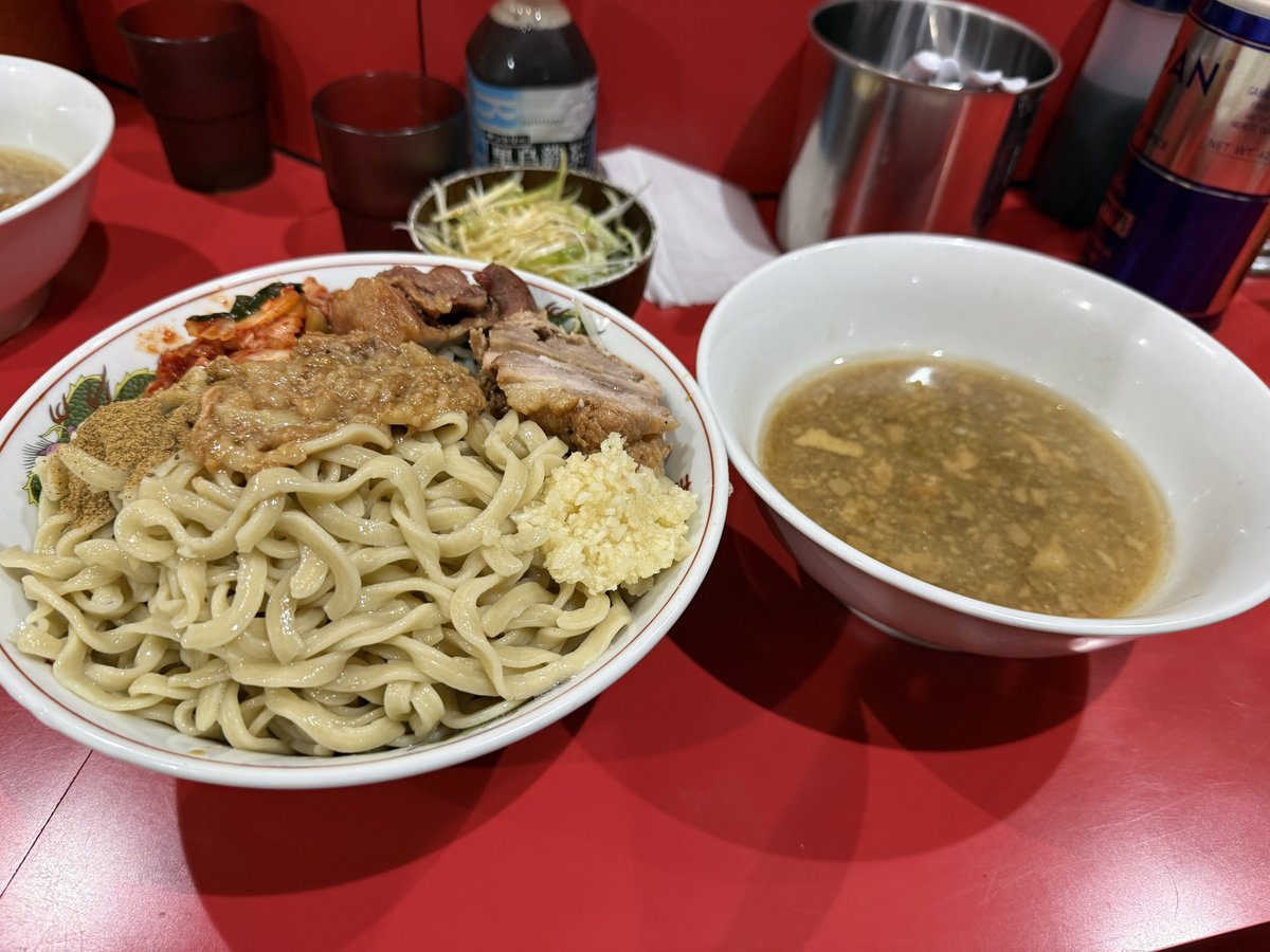 nogytn's tweet photo. ラーメン二郎 千葉店
小 つけ麺変更 ニンニクアブラ

大ぶりの柔らか豚に始まり、アブラ、魚粉、ネギ、キムチを駆使して序盤はほぼつけ汁使わずに水で締められた麺を味わう。後半は激うまつけ汁に浸しながら無我夢中で食らう。特にキムチの相性が最高だった。多種多様な味わいが楽しい！！ https://t.co/XEhTgtRqtW