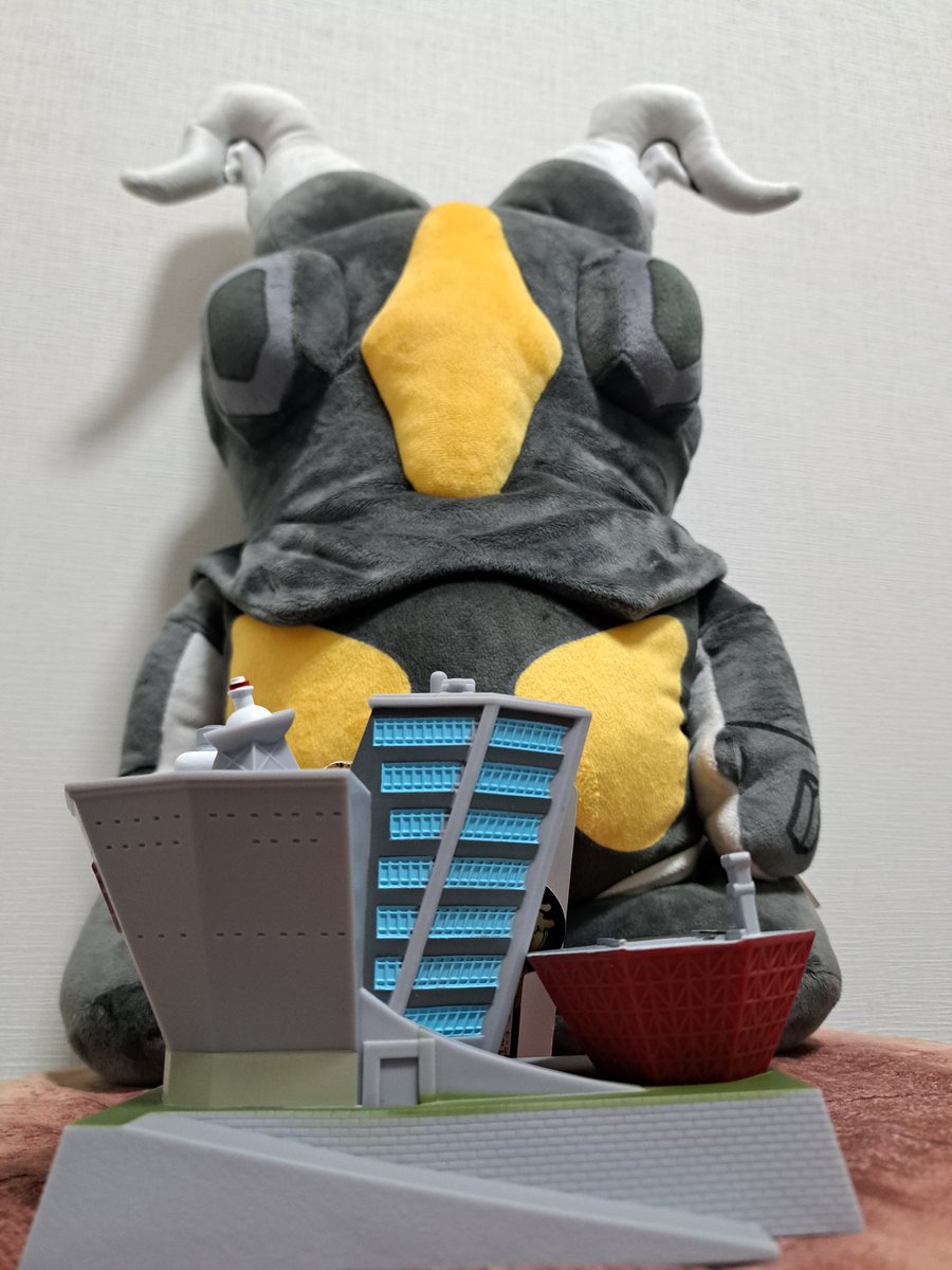 913X's tweet photo. 科学特捜隊日本支部基地がソフビになるってなりゃ欲しいに決まってるですよ✨
※ブルトンは実家にあるので代わりにスペゴジで🙏
小物と合わせやすいので遊ぶにはもってこいのアイテム👍

うちのゼットン君の前に飾って絶望感半端ないディスプレイにします
(サイズ感) https://t.co/T4AHEAYb1d