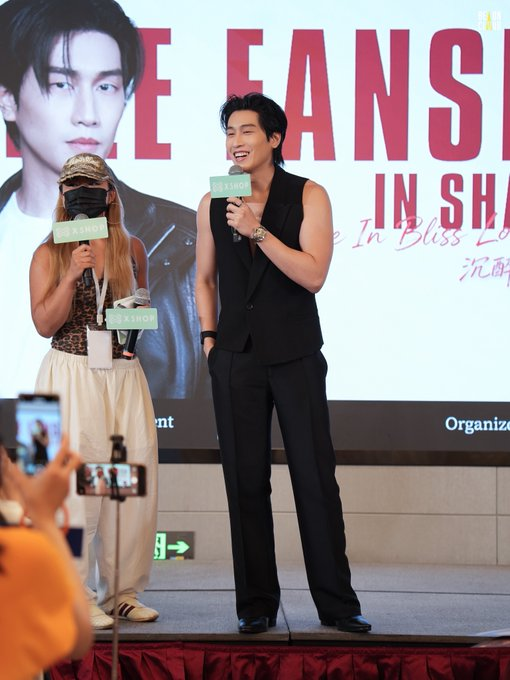 Bibleinterfc's tweet photo. Photos taken by Bible's company 

BIBLE FANSIGN IN SHANGHAI  #BibleShanghai1stFansign https://t.co/28qlXuVgzj