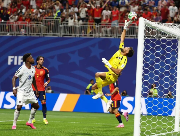 AIBuilderFeng's tweet photo. No one expected Cape Verde to push the defending champions to the final moments of extra time.

Vozinha stood in goal and produced eight saves, including a crucial stop against Messi.

Before the World Cup, he had only around 50,000 followers on social media.

After four matches, that number reportedly soared to 18.5 million, making him one of the most followed goalkeepers in the world.

His World Cup debut against Spain was already unforgettable, with seven key saves helping Cape Verde earn its first World Cup point.

After the match, he broke down in tears because this was a dream his country had waited decades to see.

For a child from a small African island nation, wearing the national shirt at the World Cup meant everything.

Cape Verde may have lost in the end, but they left with pride.

Vozinha did not lift the trophy, but he made the world remember Cape Verde.