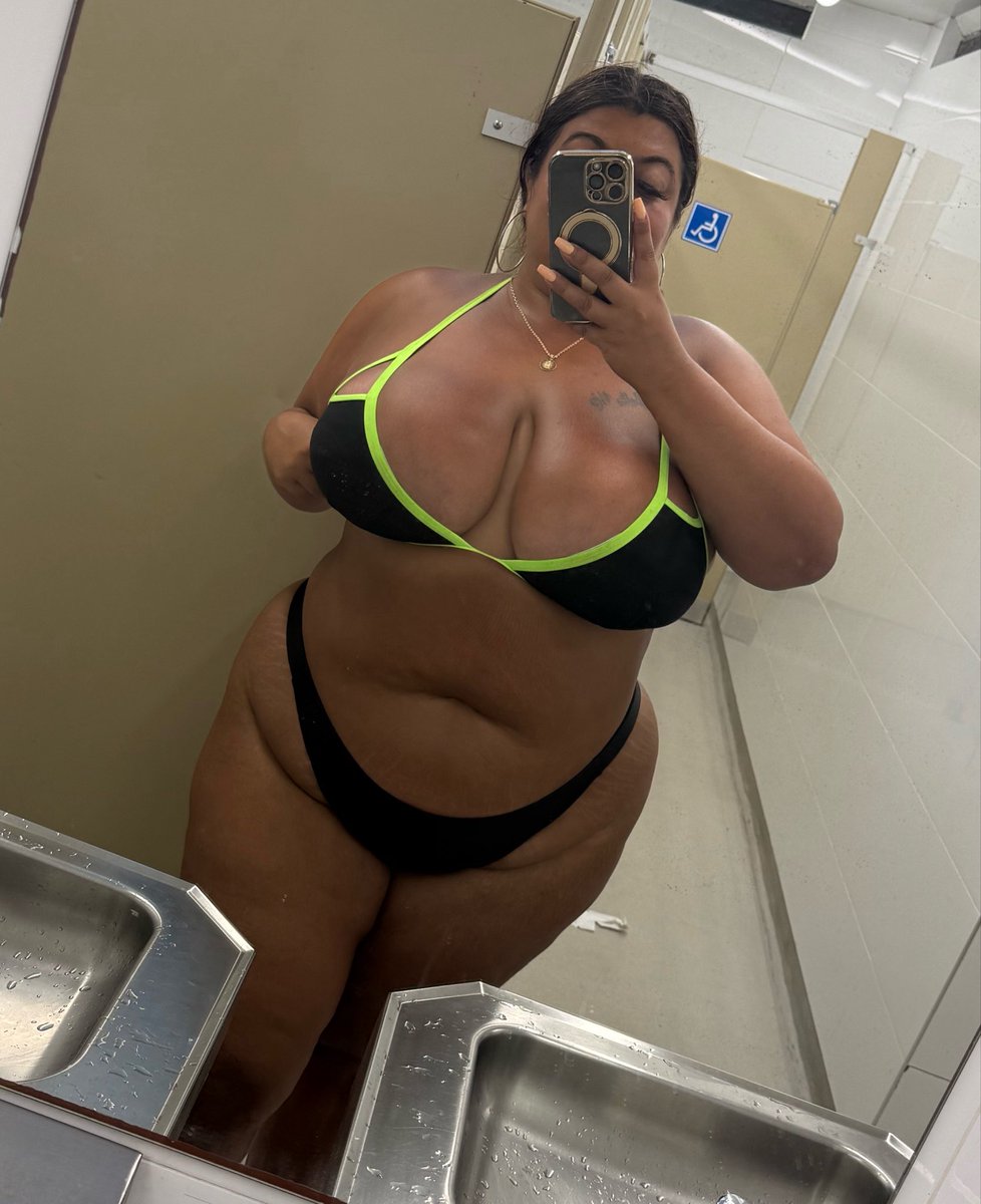 GreekGoddess6ix's tweet photo. My tan >>> https://t.co/0C5ej0OF7L