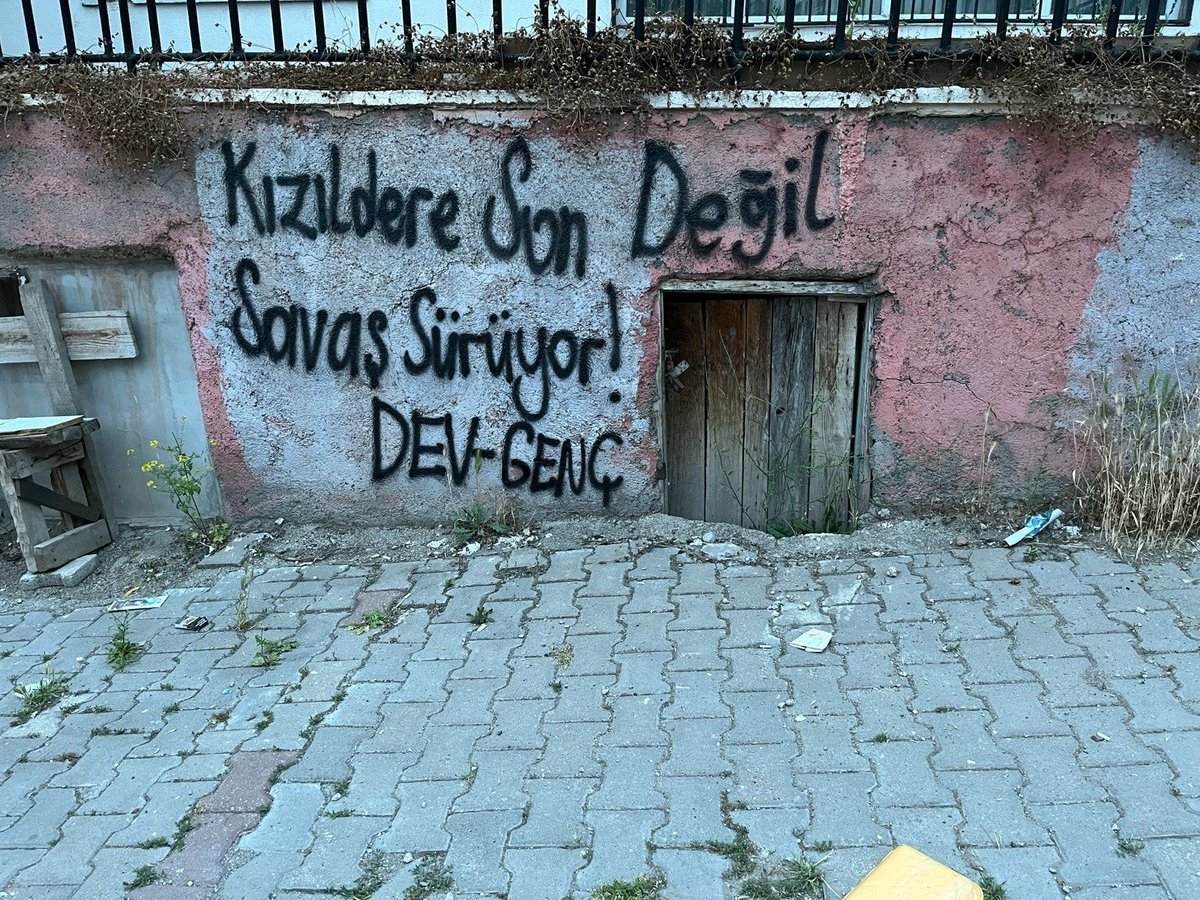 Devgencliler19's tweet photo. 📍Ankara

Keyfi gözaltılar, işkenceler, hukuksuz tutuklamalar, ömrümüzce verilen cezalar bizleri yıldırmaz!

Faşizmin hiçbir saldırısı mücadelemizi engelleyemez!
Dev-Genç'i Bitiremezsiniz!

Yaşasın Dev-Genç Yaşasın Dev-Genç'liler! https://t.co/kyn5kWB8a2
