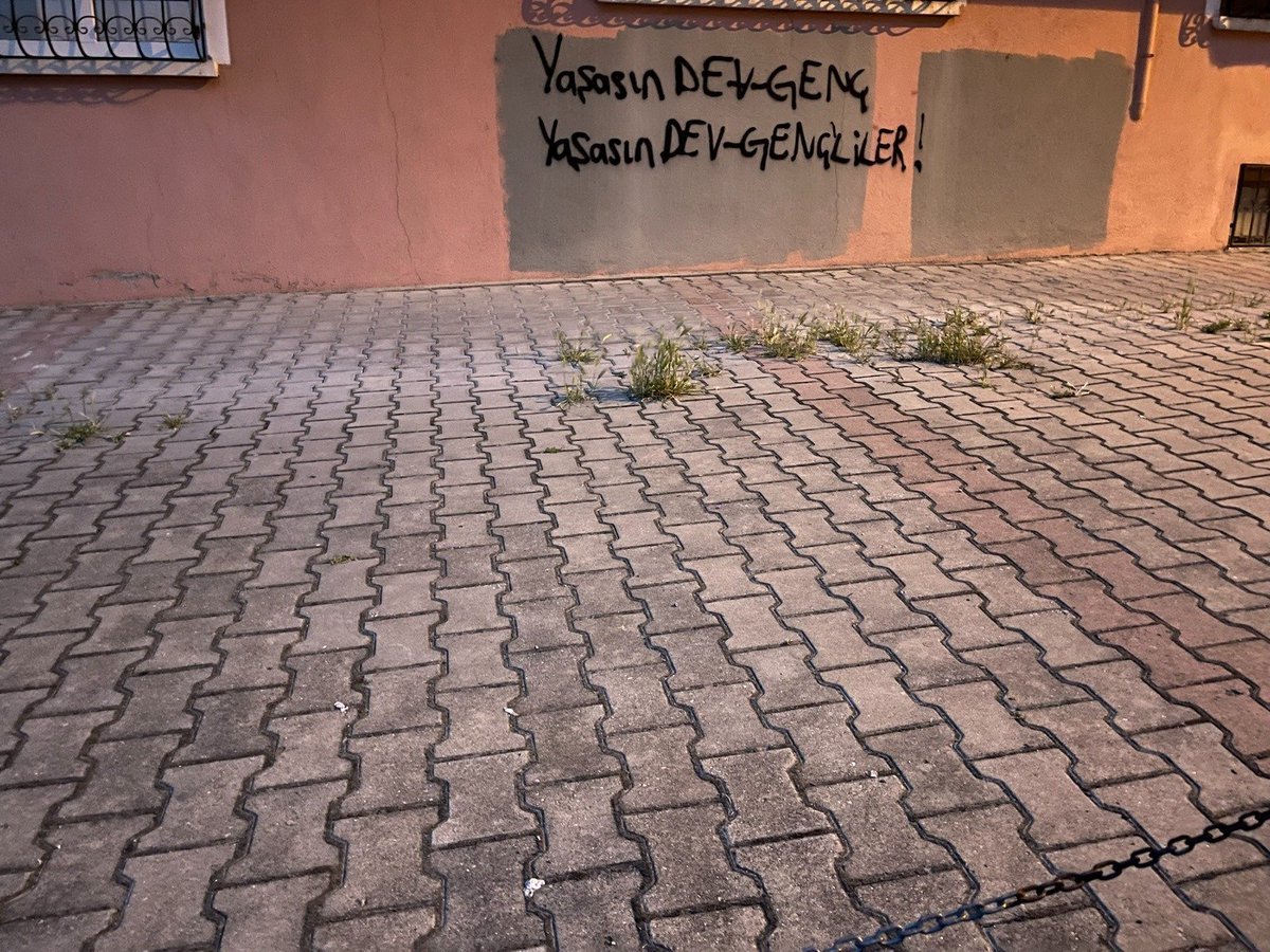 Devgencliler19's tweet photo. 📍Ankara

Keyfi gözaltılar, işkenceler, hukuksuz tutuklamalar, ömrümüzce verilen cezalar bizleri yıldırmaz!

Faşizmin hiçbir saldırısı mücadelemizi engelleyemez!
Dev-Genç'i Bitiremezsiniz!

Yaşasın Dev-Genç Yaşasın Dev-Genç'liler! https://t.co/kyn5kWB8a2