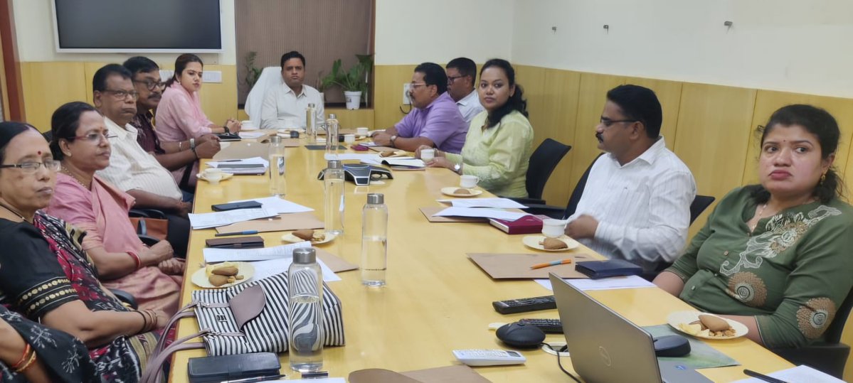 PSSOdisha's tweet photo. ପଞ୍ଚସଖା ଶିକ୍ଷା ସେତୁ ସଂଗଠନର ପଞ୍ଚମ କାର୍ଯ୍ୟନିର୍ବାହୀ ପରିଷଦ ବୈଠକ ବିଦ୍ୟାଳୟ ଓ ଗଣଶିକ୍ଷା ବିଭାଗର କମିଶନର ତଥା ଶାସନ ସଚିବ ଡ଼. ଏନ. ତିରୁମାଲା ନାୟକଙ୍କ ଅଧ୍ୟକ୍ଷତାରେ ଆୟୋଜିତ ହୋଇଛି। 
@SMEOdisha @OSEPA_Official https://t.co/8spr6kZC9c