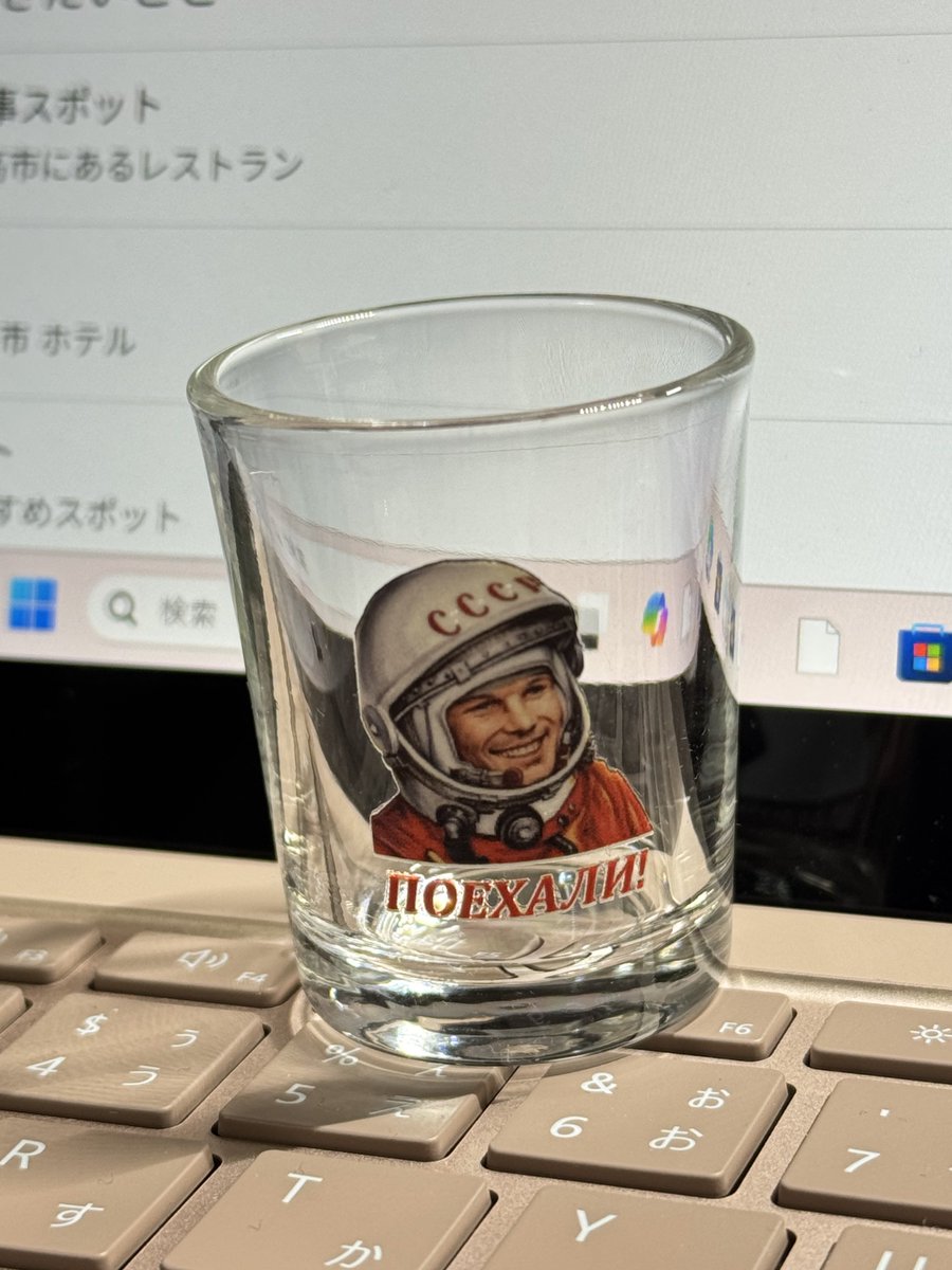 Made_by_maple's tweet photo. めっちゃ作業中なんだけど見て
昨日貰ったガガーリンのストープカ
これでウォッカ飲むぞ https://t.co/kWZAz9AtAQ