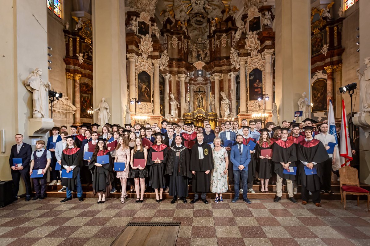 dxlino's tweet photo. 🎉 Huge congrats to Vilnius University (@VU_LT) Software Engineering Class of '26! 

Proud of all the top bachelor & master grads — especially the talented students I supervised on cutting-edge AI theses: 
- Vision-Language Models for Lithuanian medical data, 
- reducing hallucinations, 
- agentic AI for healthcare, and more. 

Top of the class: https://t.co/R14Xg1emCC

Shoutout to the program chairs making it happen! 📷#SoftwareEngineering #VU #AI