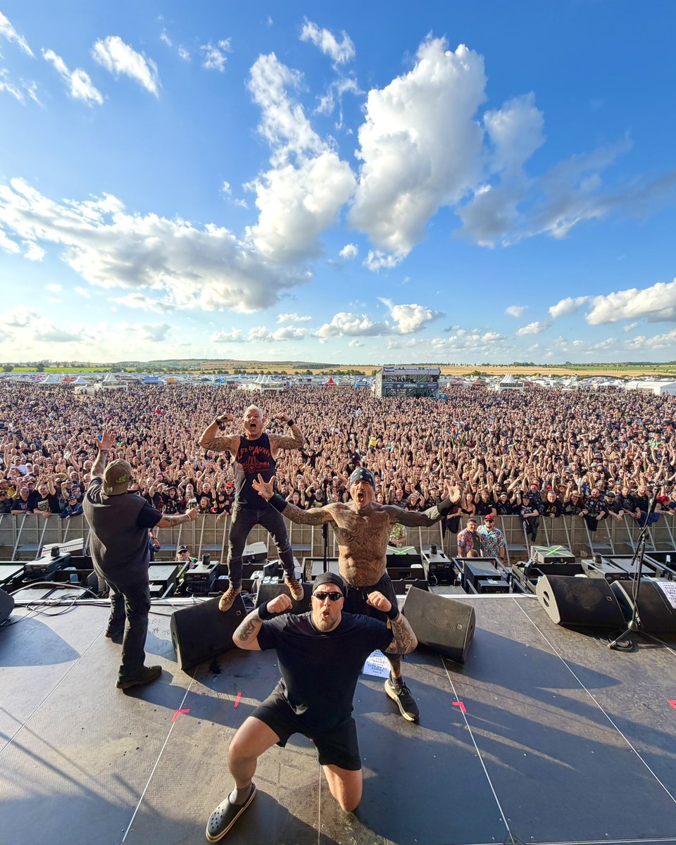 biohazardDFL's tweet photo. ROCKHARZ!!!! WHAT. A. SHOW. Thank you for making this one of the most unforgettable festival crowds. Massive respect. DFL☣️ https://t.co/fH9gIFcUDR