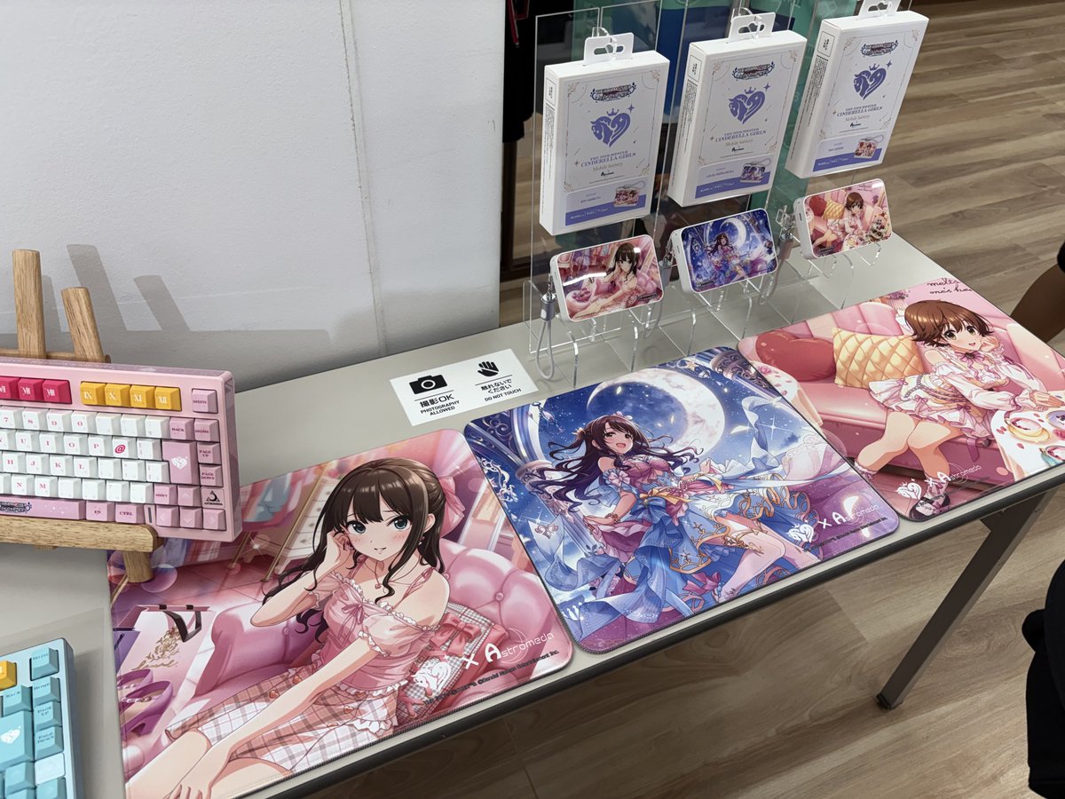 Mitsu_Rin428's tweet photo. AstromedaさんのデレマスコラボPC実物も見て来たよ〜！！！思った3倍くらいデカい。ホントに。
コラボキーボードとかマウスパッドとかモバイルバッテリーもあったので隅々までチェックしてきた
写真はOKだけどお触り厳禁なので要注意ね https://t.co/deHpZzBDwM