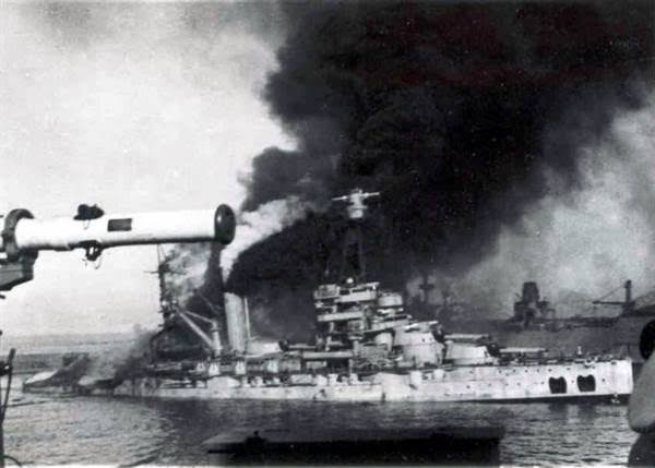 FNFL_Historique's tweet photo. Le 3 juillet 1940, le Royaume-Uni a bombardé la flotte française à Mers-el-Kébir tuant sans déclaration de guerre 1295 marins français. Salopards d'Anglais, quand on a des alliés pareils, on n'a pas besoin d'ennemis. https://t.co/AeSym6dGA9