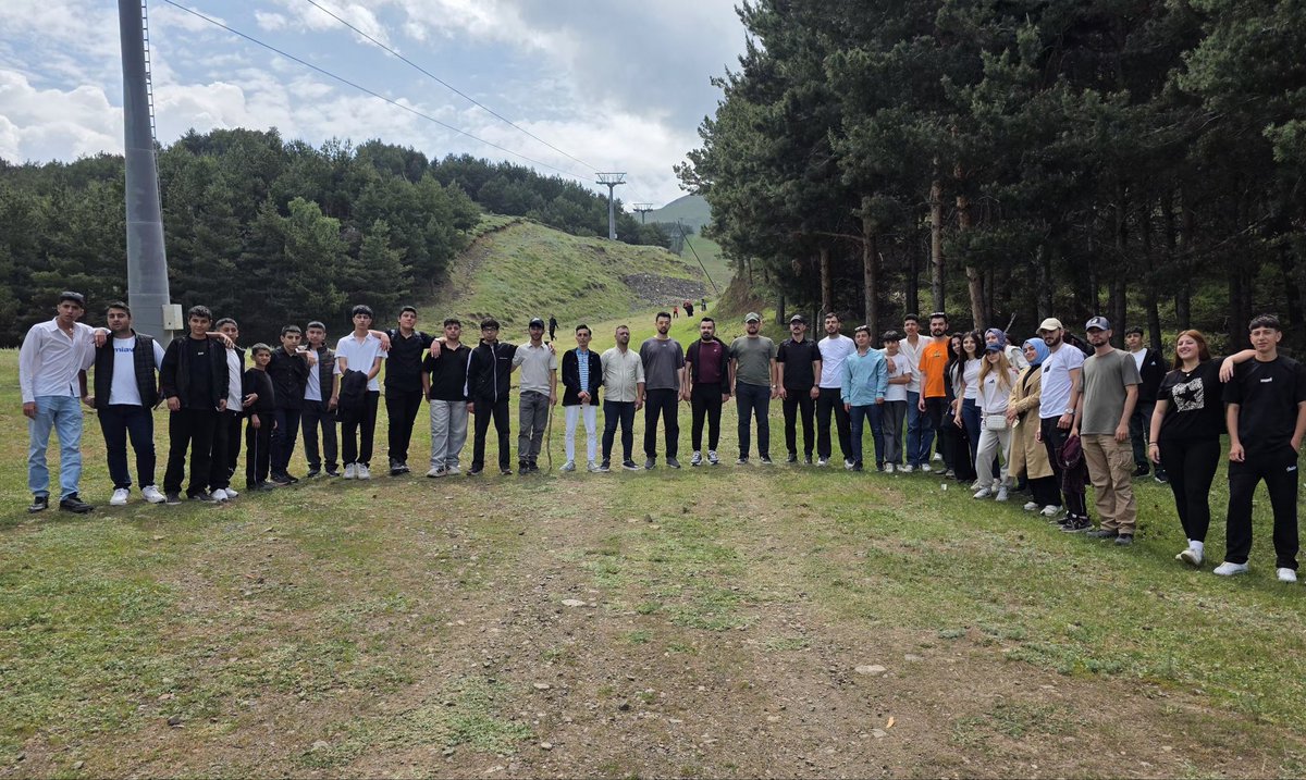 akgenclik025's tweet photo. Palandöken'in eşsiz doğasında düzenlenen Run To Stars organizasyonu kapsamında gerçekleştirilen doğa yürüyüşü programına AK Gençlik Erzurum olarak katılım sağladık.

Sağlıklı yaşamı teşvik eden, sporu ve doğayla iç içe olmayı buluşturan bu anlamlı organizasyonda yer almaktan memnuniyet duyduk. Gençliğin enerjisiyle, sporun birleştirici gücünü hep birlikte yaşadık. 💚🏃‍♂️