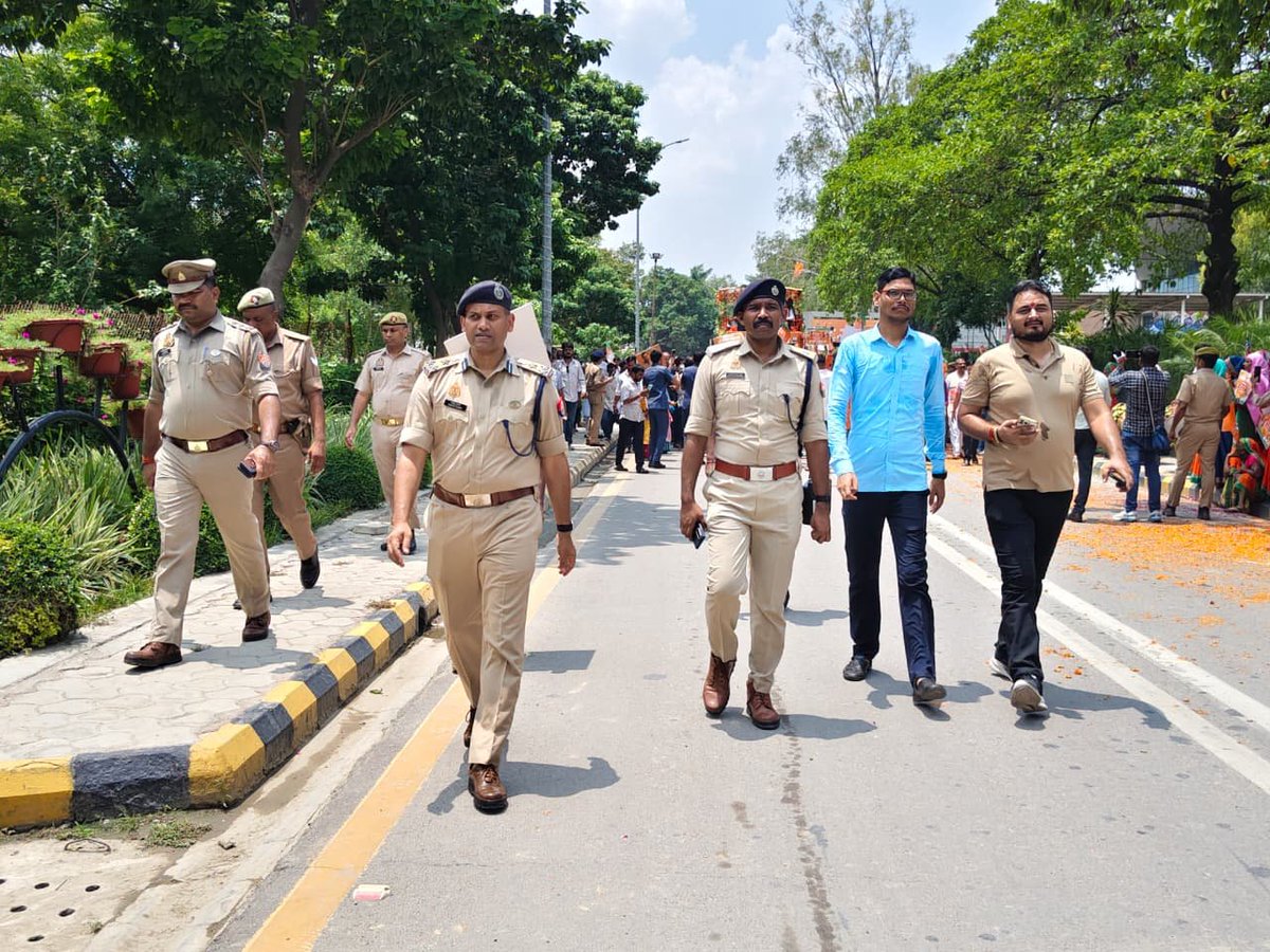lkopolice's tweet photo. पैदल रैली के दृष्टिगत @LoJcp द्वारा सुरक्षा एवं यातायात व्यवस्था का स्थलीय निरीक्षण कर तैयारियों का लिया गया जायज़ा व सम्बन्धित अधिकारी/कर्मचारीगण को दिये आवश्यक दिशा निर्देश।

@Uppolice @UPGovt @dgpup https://t.co/mbMYko4XeN