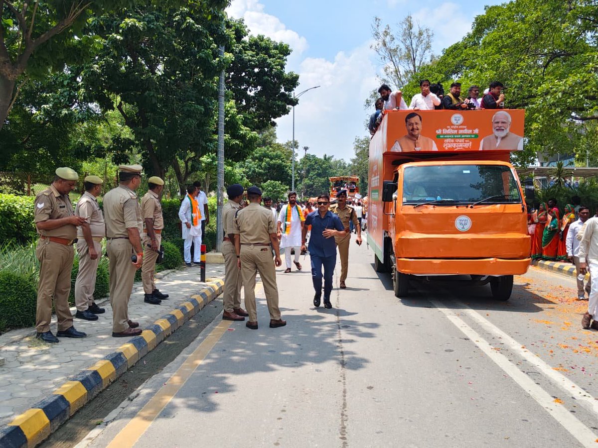 lkopolice's tweet photo. पैदल रैली के दृष्टिगत @LoJcp द्वारा सुरक्षा एवं यातायात व्यवस्था का स्थलीय निरीक्षण कर तैयारियों का लिया गया जायज़ा व सम्बन्धित अधिकारी/कर्मचारीगण को दिये आवश्यक दिशा निर्देश।

@Uppolice @UPGovt @dgpup https://t.co/mbMYko4XeN