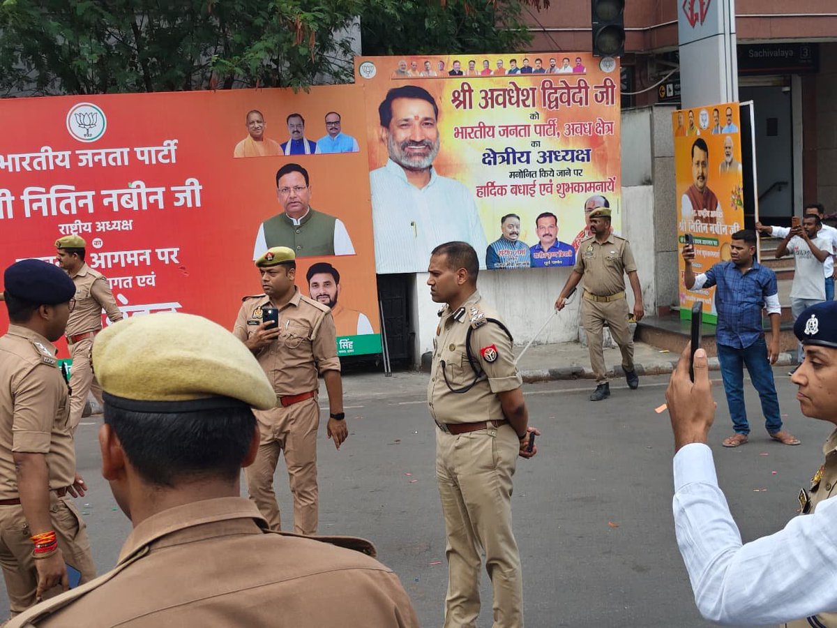 lkopolice's tweet photo. पैदल रैली के दृष्टिगत @LoJcp द्वारा सुरक्षा एवं यातायात व्यवस्था का स्थलीय निरीक्षण कर तैयारियों का लिया गया जायज़ा व सम्बन्धित अधिकारी/कर्मचारीगण को दिये आवश्यक दिशा निर्देश।

@Uppolice @UPGovt @dgpup https://t.co/mbMYko4XeN