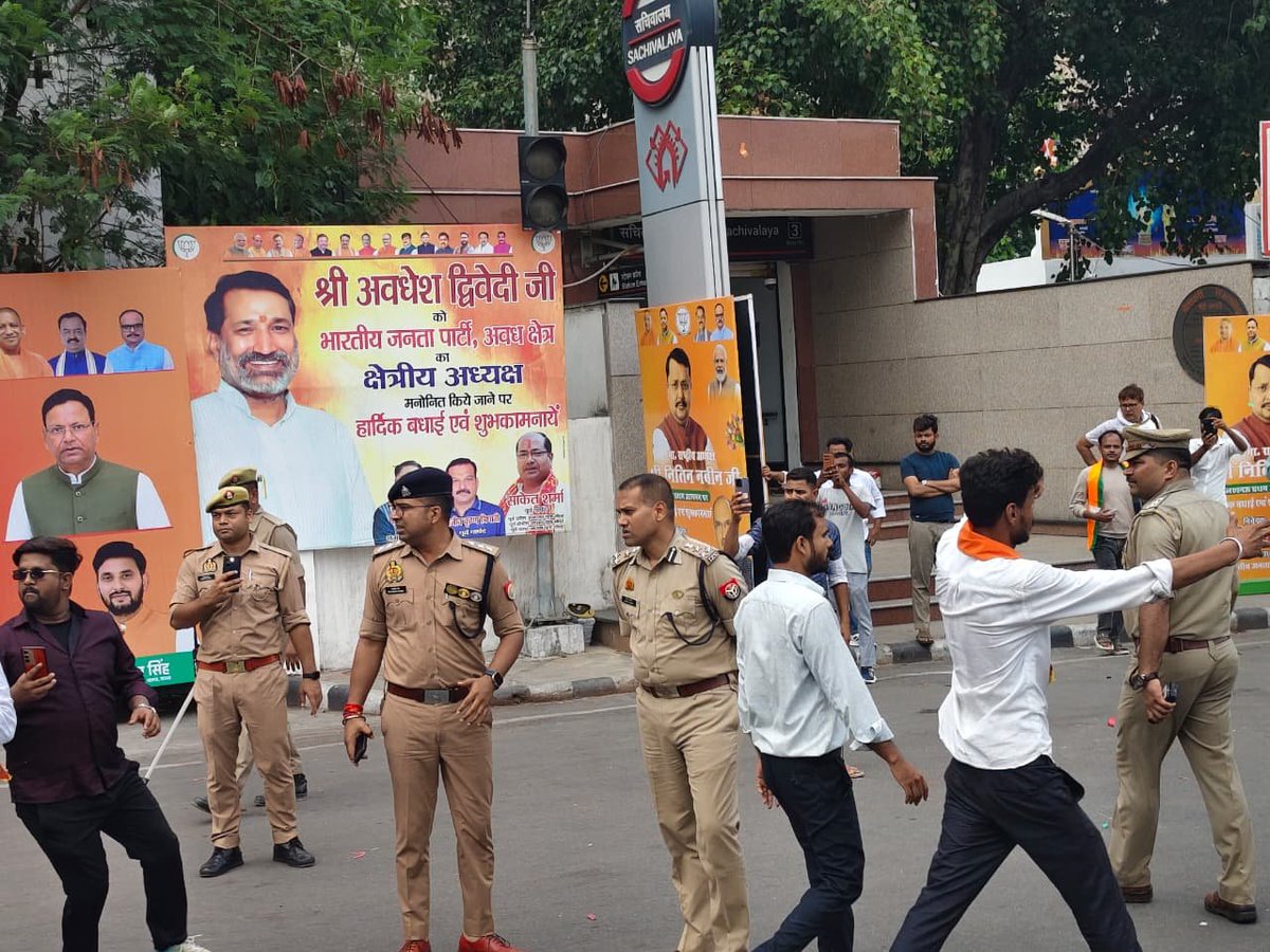 lkopolice's tweet photo. पैदल रैली के दृष्टिगत @LoJcp द्वारा सुरक्षा एवं यातायात व्यवस्था का स्थलीय निरीक्षण कर तैयारियों का लिया गया जायज़ा व सम्बन्धित अधिकारी/कर्मचारीगण को दिये आवश्यक दिशा निर्देश।

@Uppolice @UPGovt @dgpup https://t.co/mbMYko4XeN
