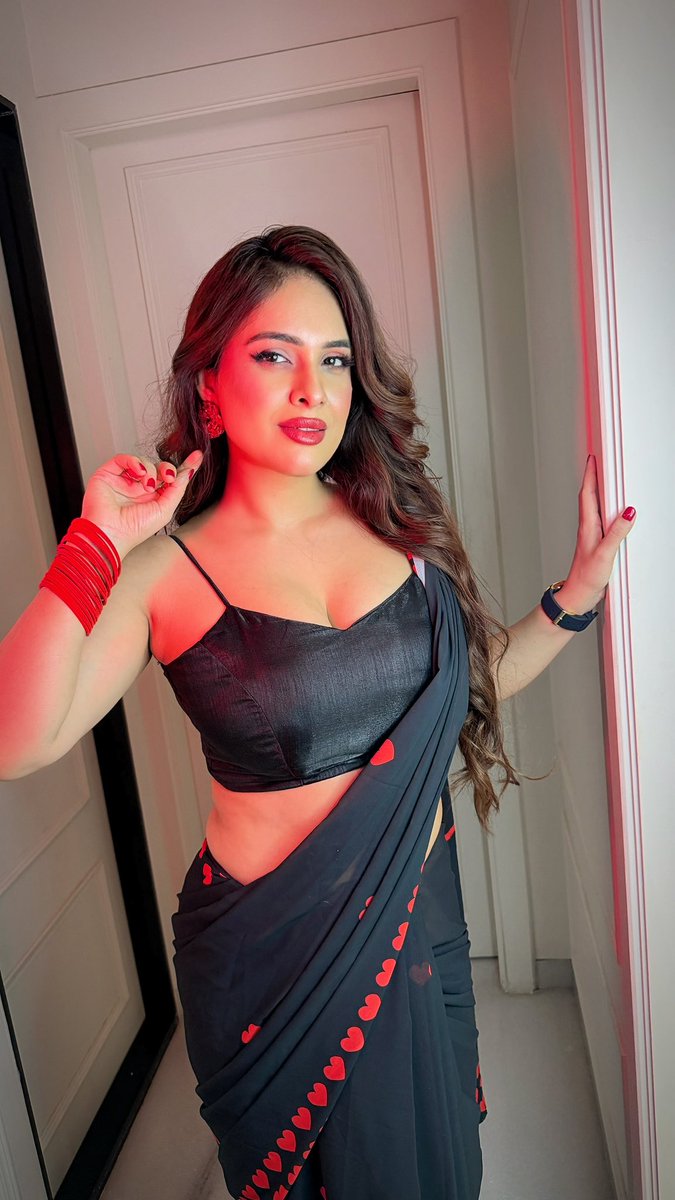 Nehhaamalik's tweet photo. Saree and old songs 😍😍 #bestcombo 
:
More on Instagram https://t.co/qQbfCtgsG1

#saree #nehamalik #explore #fyp #fashion https://t.co/6t7yMirmtc