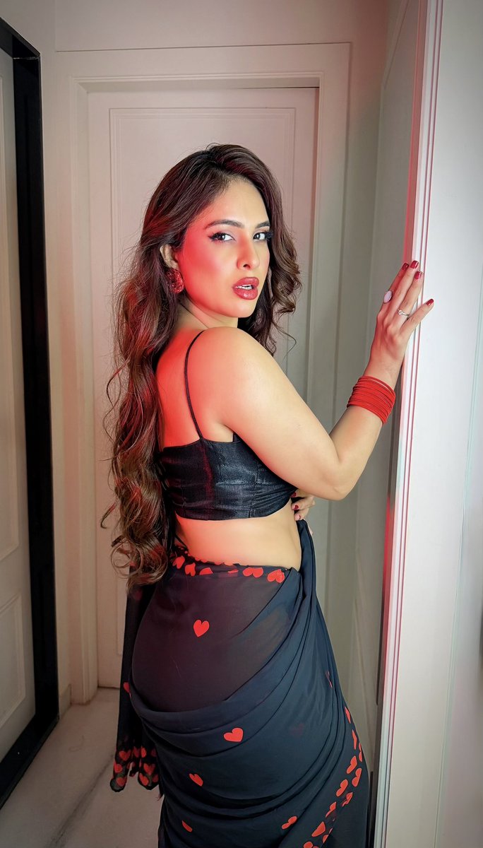 Nehhaamalik's tweet photo. Saree and old songs 😍😍 #bestcombo 
:
More on Instagram https://t.co/qQbfCtgsG1

#saree #nehamalik #explore #fyp #fashion https://t.co/6t7yMirmtc