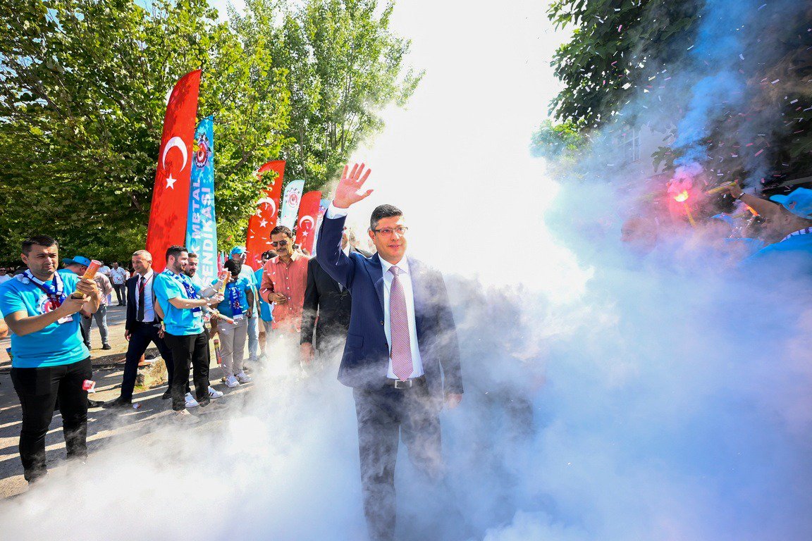 AltundagUysal's tweet photo. Sakarya Şubemizin 14. Olağan Genel Kurulunu, Sendikamız Türk Metal'in bayrağını 46 yıldır onurla dalgalandıran Sakaryalı metal emekçilerimizle birlikte, büyük bir coşku ve heyecan içerisinde gerçekleştirdik. https://t.co/5nAbXwEXpC