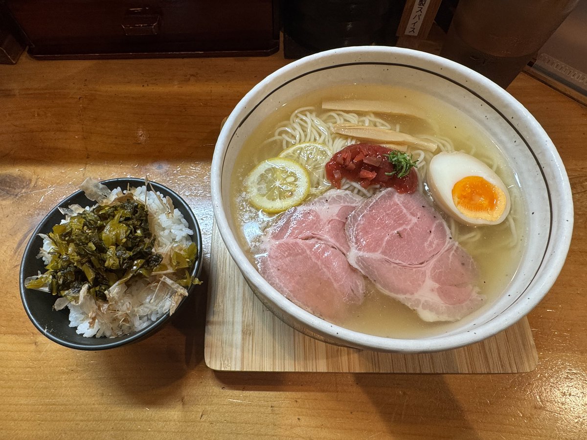 maredayo_4649's tweet photo. 気になってた冷やし梅しおラーメンと高菜めし

梅肉にカリカリ梅、レモンがさっぱり感あって美味しかった！
次回はつけ麺食べたい https://t.co/2L4bmtRaIC
