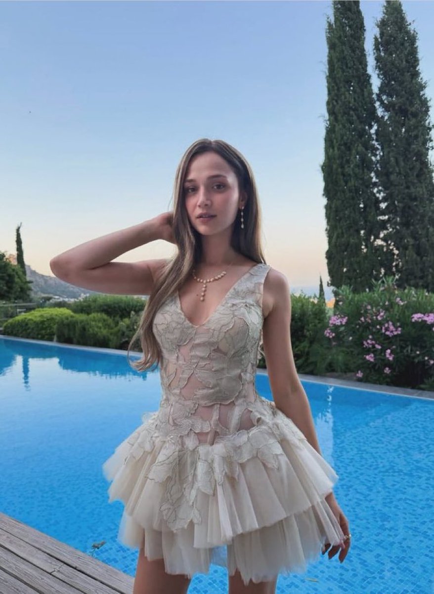 minaxeditt's tweet photo. white swan 🦢 https://t.co/pHWnx9HC51
