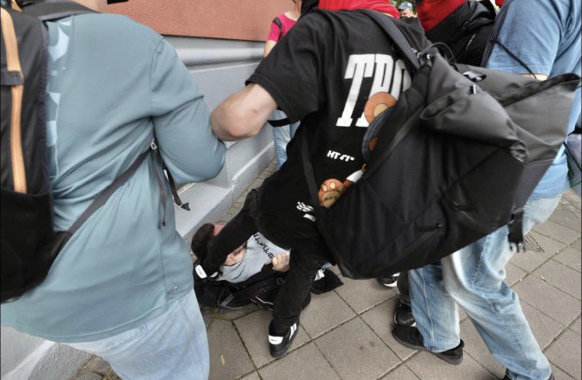maxroland20's tweet photo. So sieht das „Fest der Demokratie“ in Erfurt aus: Unsere Reporter von  @apollo_news_de werden von einem Mob gejagt und mit Schlägen, Tritten gegen den Kopf traktiert. Die Kollegen mussten medizinisch versorgt werden. (Foto/Video @BILD ) https://t.co/TKNhImaX8u https://t.co/llHxUssiMM
