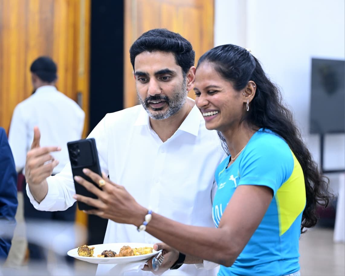 GUMMALLALAKSHM3's tweet photo. Encouraging our champions! 🏆 AP Sports Minister @naralokesh interacted with Commonwealth &amp; Asian Games athletes over dinner at Undavalli.
To boost talent, the Govt announced that JSW Group will be setting up a world-class Sports Centre of Excellence in AP. 📈✨ #APSports https://t.co/xVGqx9sfnx