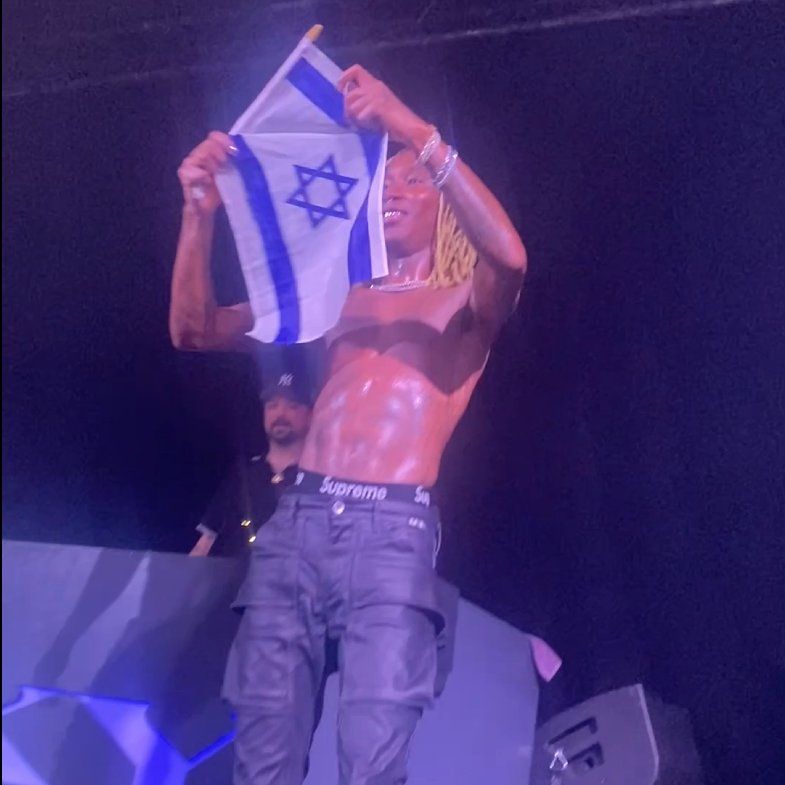 trapcit0u's tweet photo. 🚨 O rapper Nine Vicious viralizou nas redes sociais após aparecer segurando uma bandeira de Israel durante um show em Praga.

O momento aconteceu durante uma apresentação realizada ontem e rapidamente repercutiu nas redes, enquanto parte do público criticou o gesto por conta do conflito entre Israel e Gaza, outros defenderam o direito do artista de se manifestar.