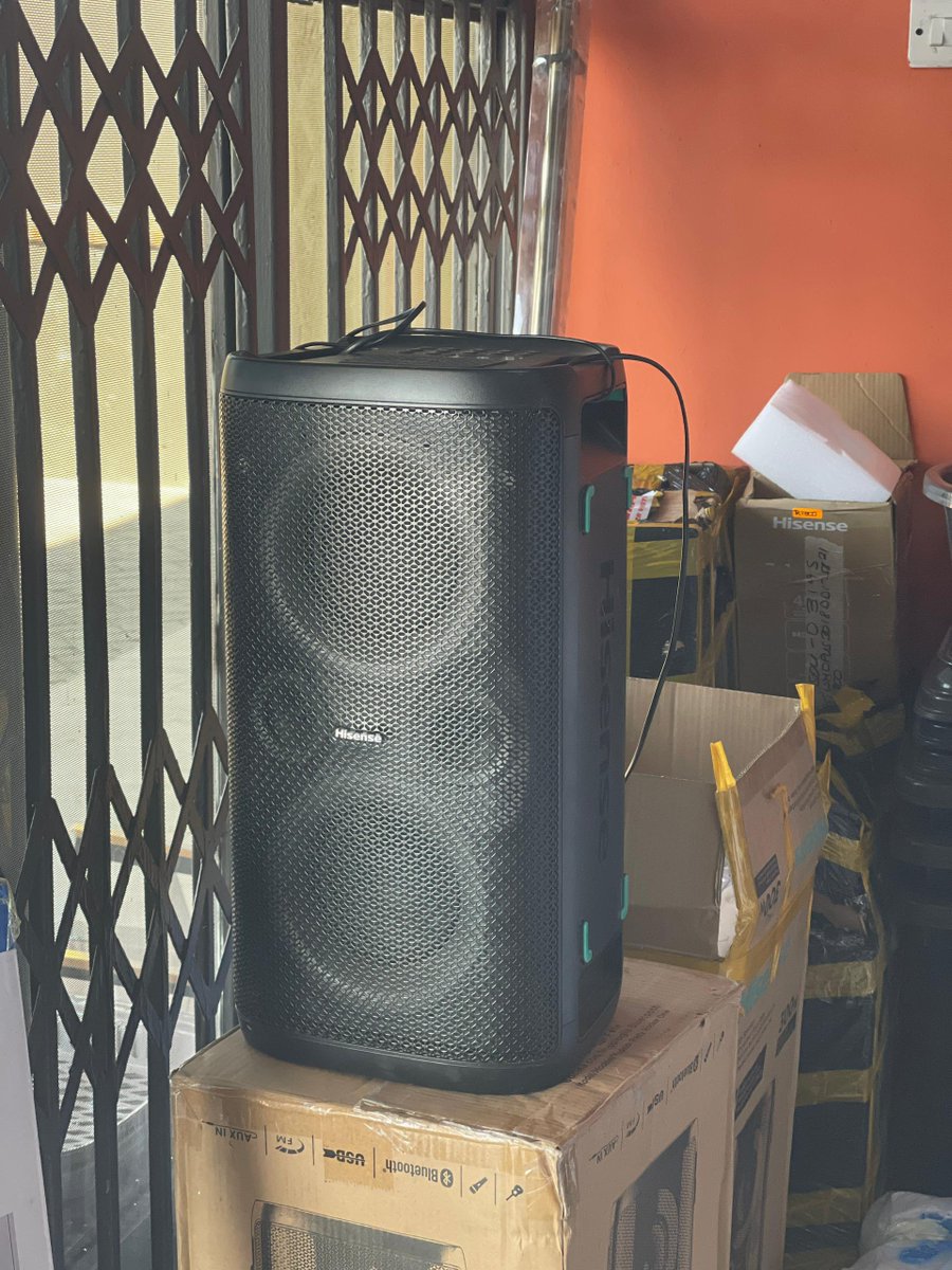 Twiggalite's tweet photo. Hisense party speaker 
Good quality
Has wireless charging for your phone too
1,300,000
Blantyre
0884331331 https://t.co/yKoVMSXuhd