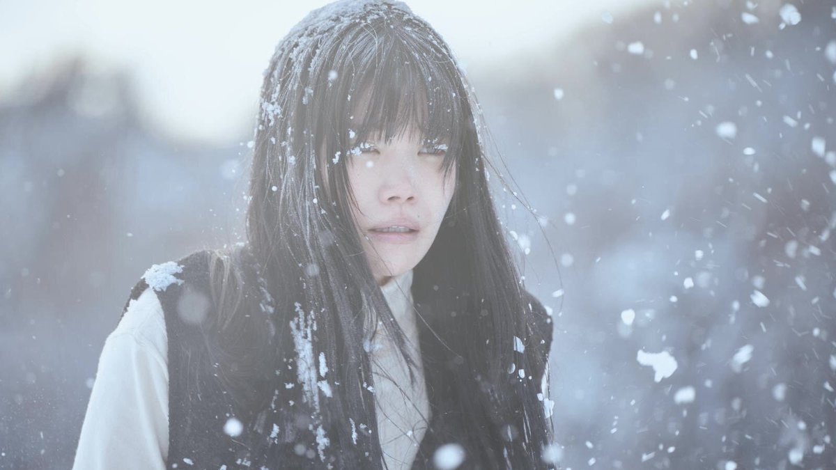 GeneralMadsen's tweet photo. 氷血 ☆4.9
雪女をテーマとしたJホラーでありながら
介護怖いホラーであり
田舎怖いホラーであり
子供怖いホラーであり
旦那気持ち悪すぎであり
そして佐野史郎が怖い。
要は何もかもが怖いのだ❗️

内藤瑛亮監督！『高速ばぁば』を観た時からこの監督はいつかとんでもないのを撮るだろうと睨んでましたが『雪女リブート』などという字面からはおよそ予想し得ない凄まじい熱量！

王道ど真ん中のトラディショナルなJホラースタイルを取りながら一つ一つの精度のせいなのか？理解し難い程怖い。
そして過去の模倣に留まらない恐らく何年も温めて来たであろう瑞々しい恐怖演出の数々❗️
あらゆる種類の恐怖がJホラーというぶっとい幹から伸びて迫り来る様相はまさしくネオJホラーと呼ぶに相応しく、大御所の重量感と新人監督の若きパッションが同居したJホラーの歴史に刻まれる新たな金字塔❗️必見です🫡
