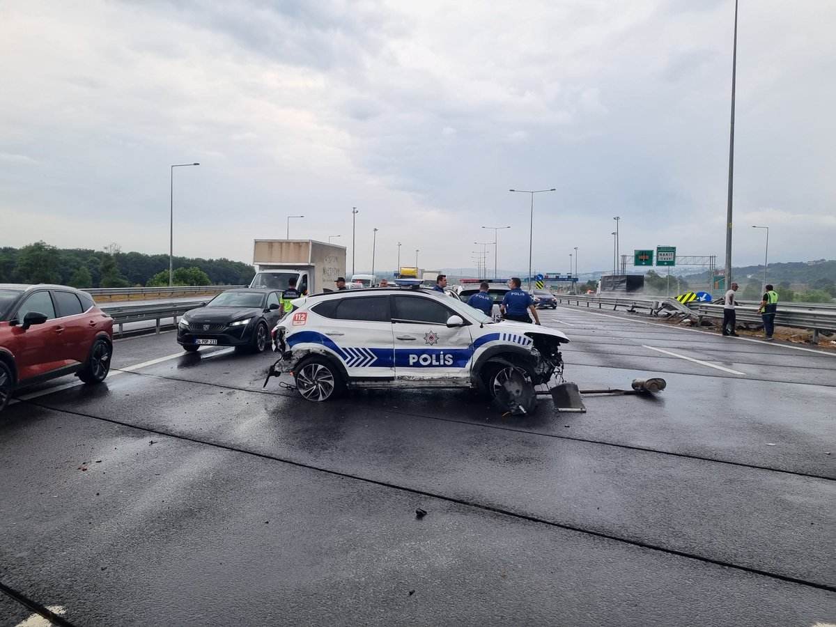 polismevzuat's tweet photo. NATO GÖREVİNE GİDEN POLİSLER KAZA YAPTI.

Sakarya - Karaman tarafında Ankara girişi tarafı otobanda polis ekibi kaza yaptı. 4 polis yaralı..

Kaza yapan ekibin istanbul Kağıthane ekibi olduğu ve NATO görevine gittikleri esnada yolda kaza yaptıkları belirtildi.
#polis #emniyet #nato #memur #haberler