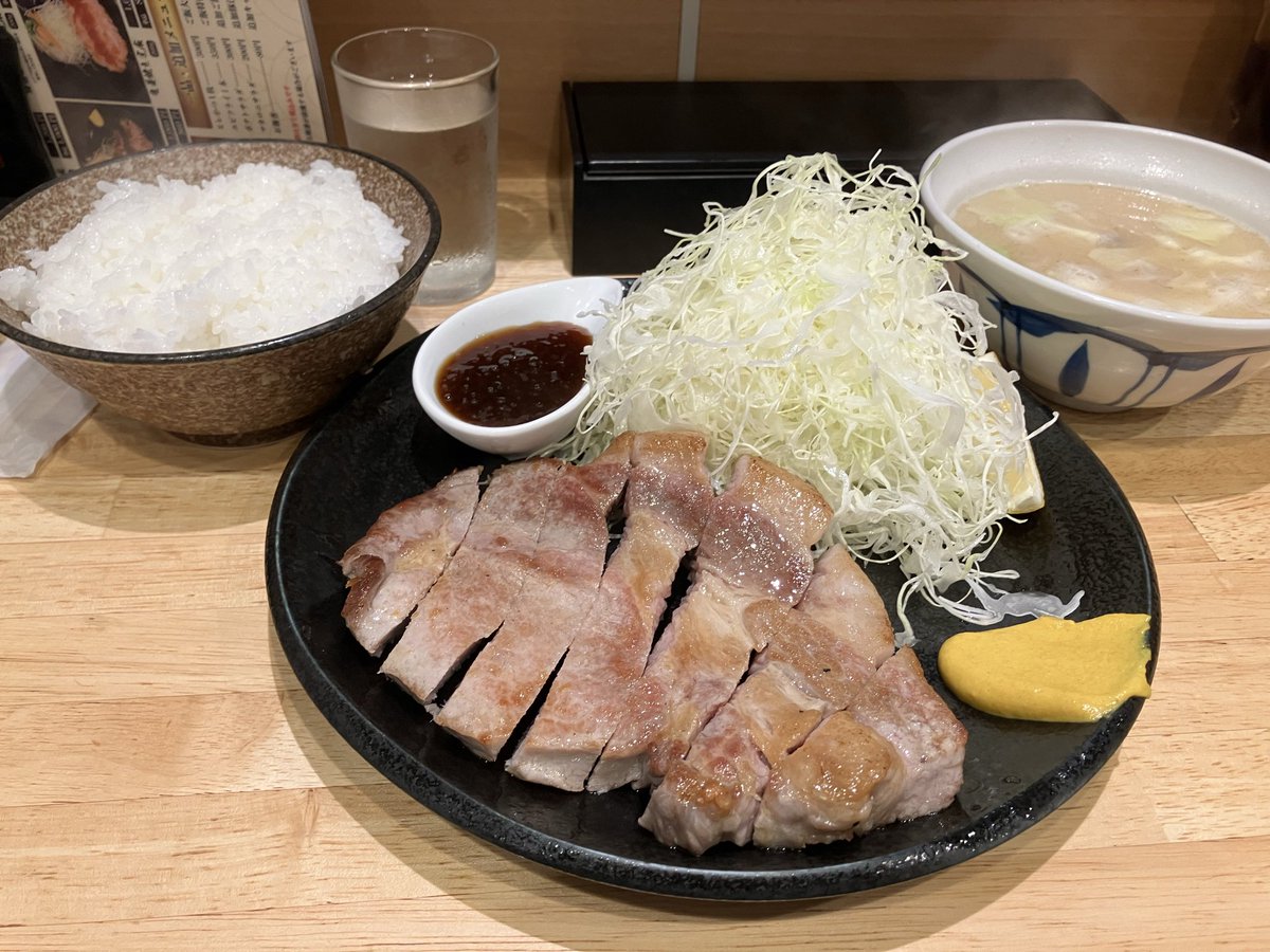 mina_kenn's tweet photo. 美濃屋のポークソテー定食
主菜も当然美味しいのだけどここはなんと言っても羽釜で炊いたご飯がおいしい
値段もほとんど変わらず勝ち目がないのでかつやは大塚にだけは出店しない方がいい https://t.co/KBcm4lrZfE