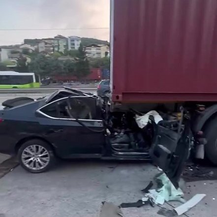bosunatiklama's tweet photo. Kocaeli'de tıra arkadan çarpan aracın içinde bulunan baba ve oğul hayatını kaybetti. https://t.co/0OlWTIDb0X