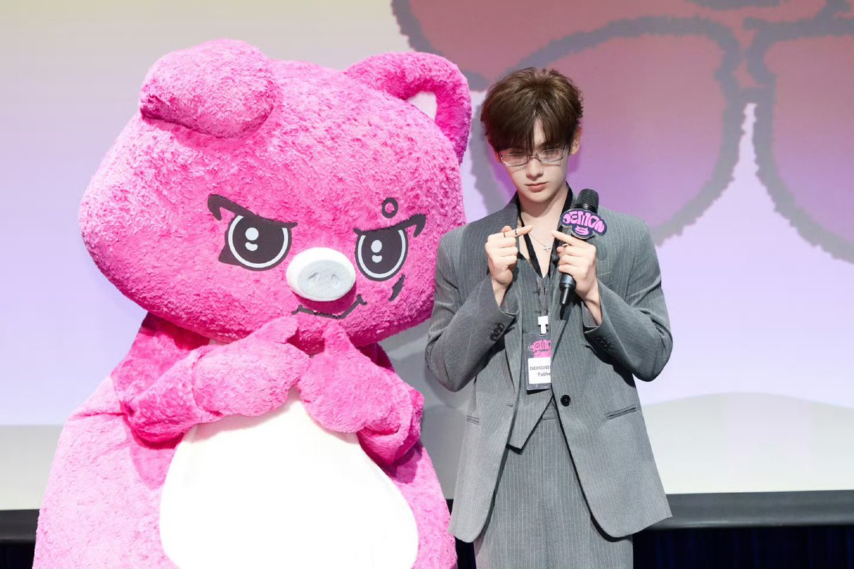 minniecloverr's tweet photo. สตูมาลงภาพน้องนายจากงานวันนี้ค่ะ ~ ป๊ากับน้อน demonine น่ารักมากก ❤️🐷 

https://t.co/0QLc7P3S2T

#นายท่านกรชิต #GaoQingchen #高卿尘 #DEMONINE https://t.co/yJsJKQyL6e