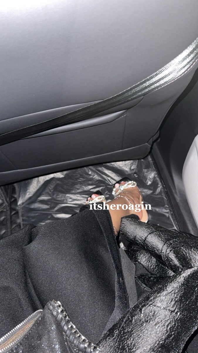 itsheroagin's tweet photo. Ur money should always end up at my feet 💸👣 https://t.co/WTTHAal9GD