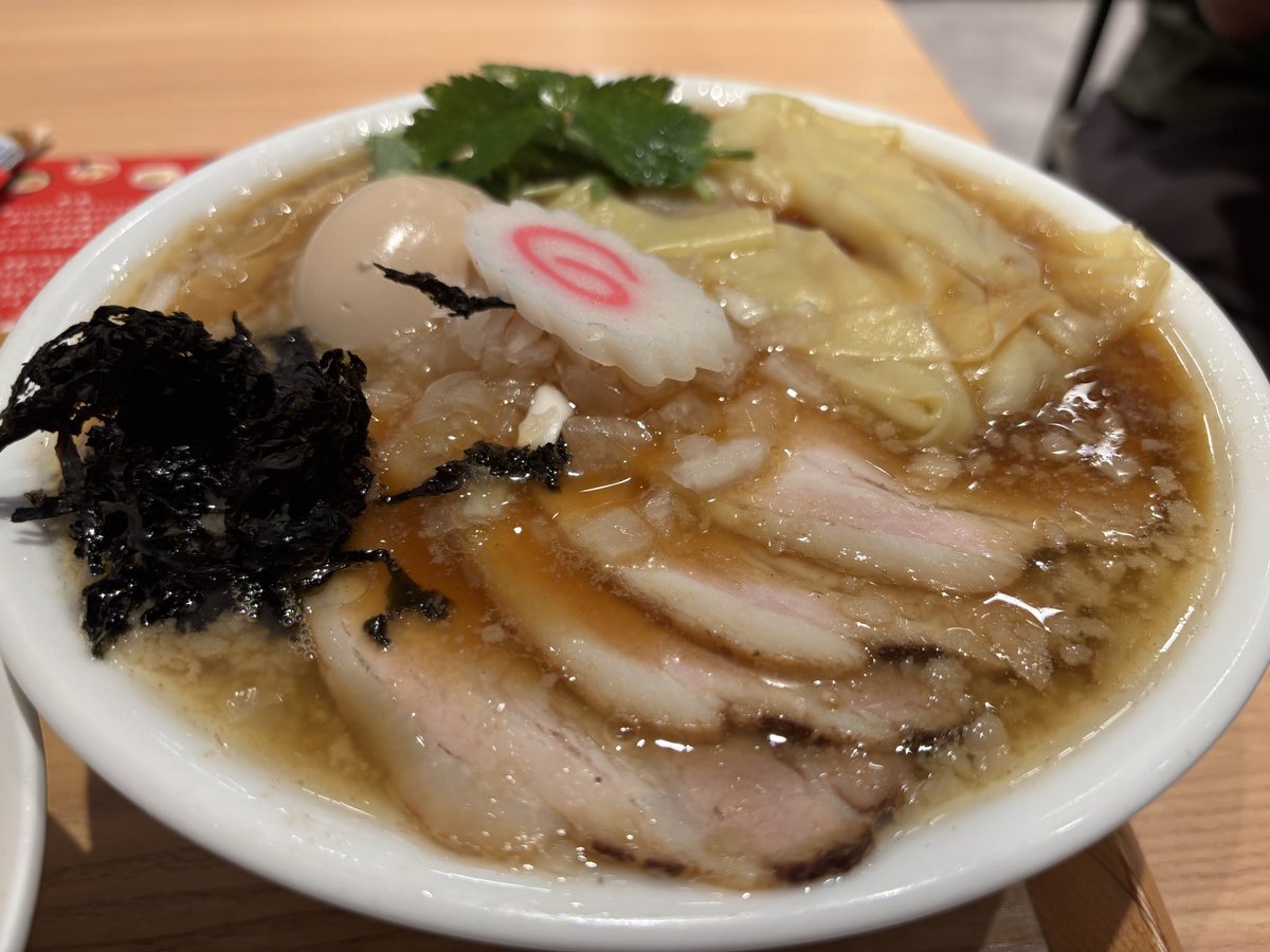 cvalda0131's tweet photo. 今日はムタヒロ@東所沢ラーメンウォーカーキッチンにて「ワハハ煮干そば」（色々TP）

15周年記念出店のムタヒロさん
牟田さん仕上げの煮干しの旨みをギュッとした塩味とほんのり苦味が堪りません👍

いつもながら美味しくいただきました😋

ごちそうさまでした！ https://t.co/byOFtKjgzN