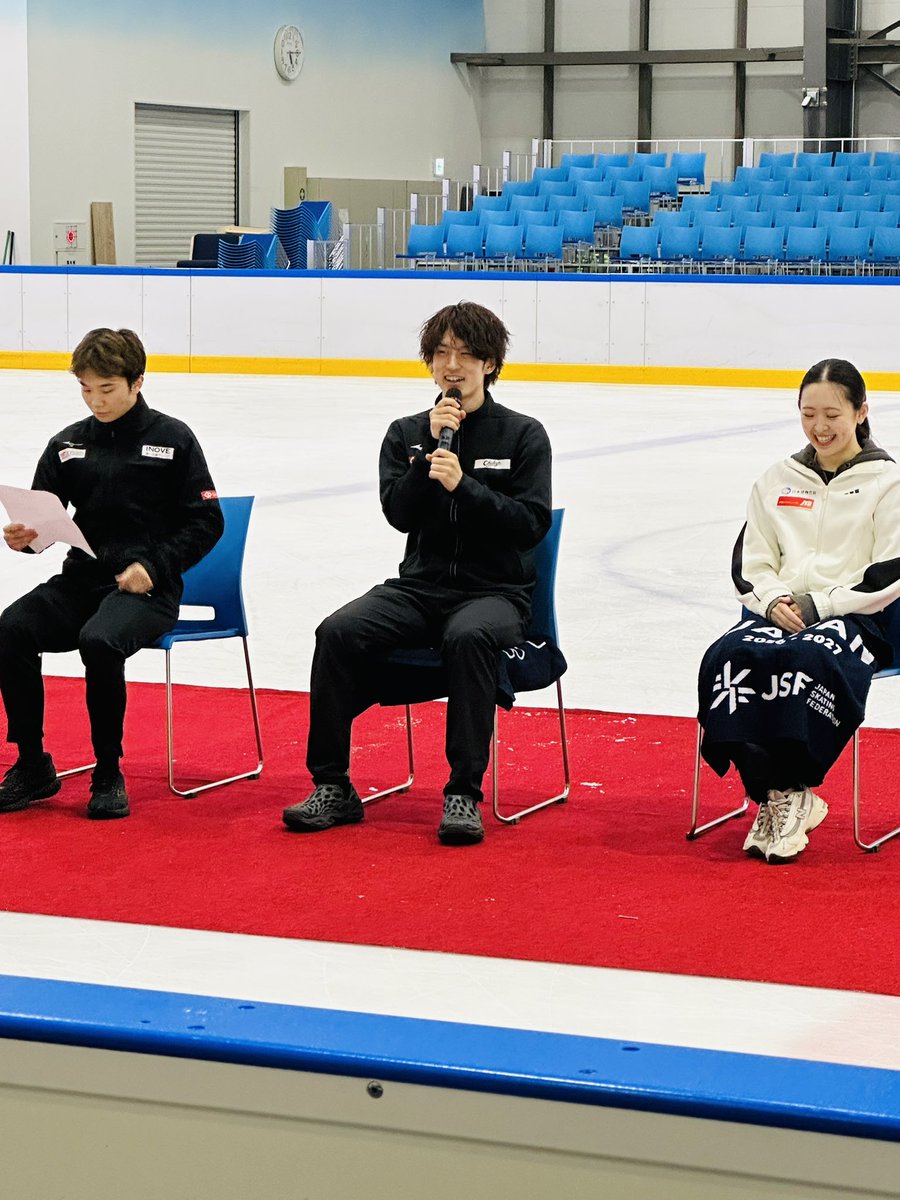 IZS23SP30125's tweet photo. 「フィギュアスケート⛸️全日本シニア合宿」ふるさと納税イベントのプチファンミの様子です✨
今年からアスリート委員会手作りのファンミをお届けしましたがいかがでしたか？例年より多くの方に選手と触れ合っていただけて良かったです！
8/1はジュニアがありますので、よろしくお願いします🙇 https://t.co/VGgmp1732C