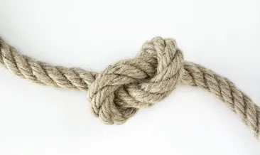 AKDOGANumut's tweet photo. Özgür Özel liderliğindeki siyasal hareketin tarihimizde kıyaslanacak bir benzeri yok. 

Ne ile kıyaslarsanız bir kaç cümle ile çürütülür. Aklınıza hangi isim ve siyasi hamle geliyorsa hepsinden farklı.

Bizim yürüyüşümüz genel merkezimiz tankla topla istila edildikten sonra başladı. Hem de partimizi 1. yapmışken.

Millet kör, alem sersem değil…
Hem de bu millet vicdanlı. 

Hedefi tek başına %50 olan bir hareket dip dalga olarak geliyor. 

Tartışmaya gerek yok, sandık gelir, herkes neyin ne olduğunu görür.

Bir ip koptuğunda onu tekrar bağlarsanız o ipin en sağlam yeri o bağın yeniden kurulduğu yer olur. 

Bizim halkla bağımızı kopartmaya çalıştılar, biz yeniden bağlıyoruz.

Tahmininizden sağlam olacak…