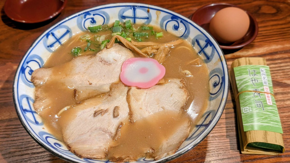 yon_nomi's tweet photo. 和歌山ラーメンは押し寿司やゆで玉子と一緒に食べると聞いてやってみたかったんですよね🍜

なるほど💡
コッテリとしたスープにサッパリとした酢飯が合うんだ😲 https://t.co/iyxJagPrNn