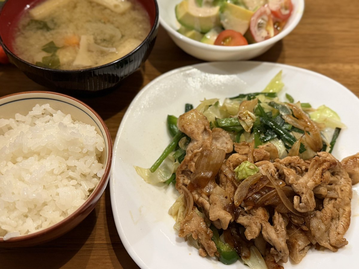 ronron_611's tweet photo. 晩ご飯は昨日残った豚肉で生姜焼き
父は和牛ステーキ(画像無し) https://t.co/DF27e57VN2