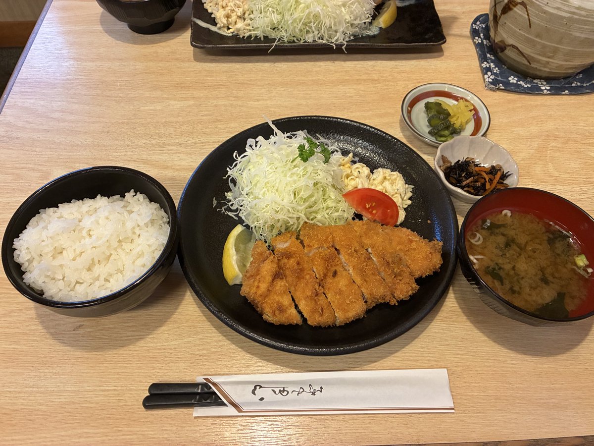 Jg7Fbp's tweet photo. 夕ご飯❗️
郡山市にある、とんかつなには　さんで、ロースかつ定食いだだきました
美味しかったです😋 https://t.co/vZg8K8vzI5