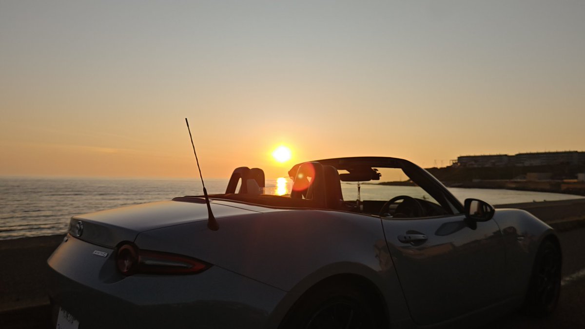 NDERC_100's tweet photo. ロードスターと夕日 https://t.co/FJn15QpyKo