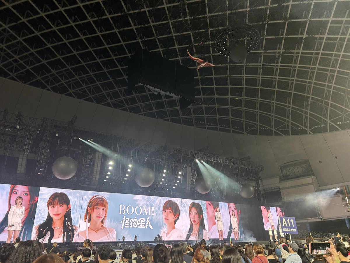 trip_with_a's tweet photo. 五月天@ 台北大巨蛋にやってきたのですが、グッズの列があまりにも長くてオープニングアクト怪物星人が始まってしまったので購入を諦めて会場入りしたけれど、まだまだ人が入っていない模様。　#五月天 https://t.co/y1d2IUhGeh
