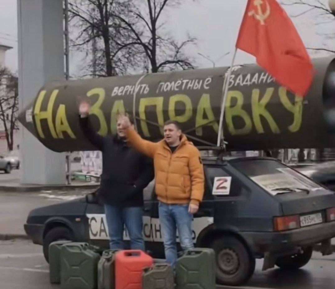 mctrahers's tweet photo. Орали «мы великая нефтяная держава», а теперь стоят в очередях по 10 часов за 20 литрами, дерутся на заправках и заливают в баки Евро-3 — то самое говно, которое в цивилизованном мире уже 20 лет на свалке истории. https://t.co/AI7GeUW8js