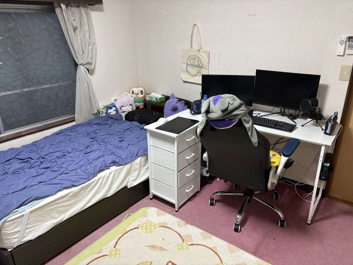 HananoToge0518's tweet photo. 丸一日かけてお部屋にあった机の上にベッドがあるタイプの子供机を処分して新しいデスクを配置して
兄から譲り受けたベッドも置いてめっちゃオシャレな部屋になった！✨ https://t.co/dXHhM1kv6y