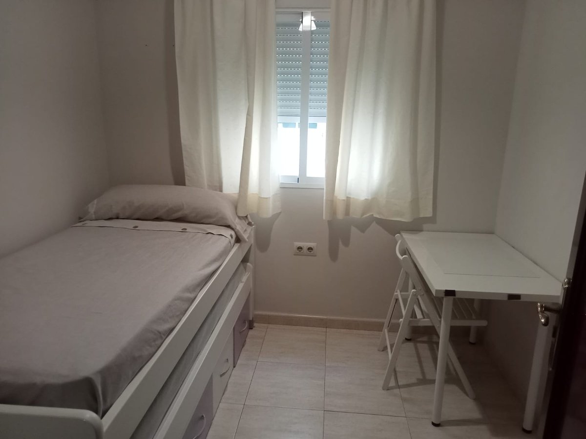 anaagmzzz__'s tweet photo. Buscamos compañer@ de piso en Cádiz para el curso 2026/2027 (Av. Periodista Beatriz Cienfuegos) Somos dos chicas de Granada que buscan a una persona respetuosa, responsable y limpia que le guste hacer vida en común. Más información al dm! #uca #cadiz #estudiantes #piso https://t.co/fo07Gyd7Ua