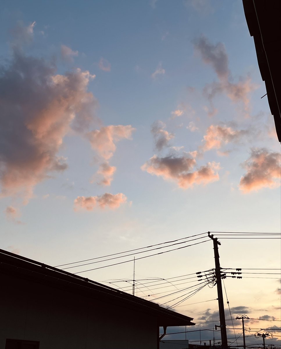 lemonspy3's tweet photo. 今日は雲が山の辺りにへばりついていて、夕日はちらほらしか見えなかった。代わりになかなか不気味な写真が撮れた。雲があるから空に表情が出るのだね。 https://t.co/Gw9l5kQjGu