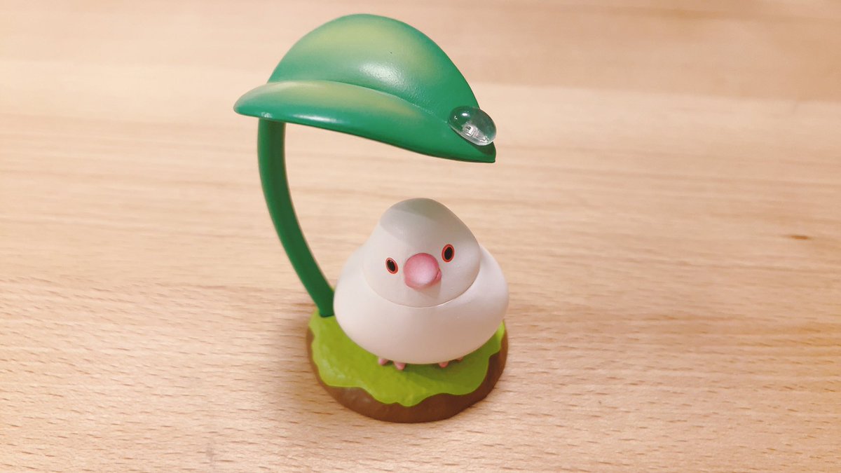 bunchomonaka's tweet photo. ガチャガチャマシンの中身が残り数個で文鳥さんがいるっぽかったので回収𓅫
かわいい♡ https://t.co/t2Ck0hmnTv