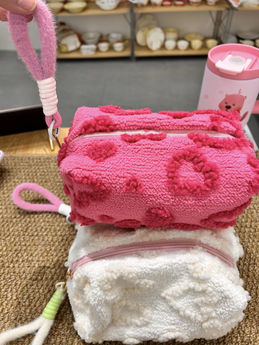 Foundbabyy's tweet photo. GAK NYANGKA POUCH INI BAKAL JADI BARANG YANG PALING SERING AKU BAWA 😭

fluffy, ringan, muat banyak, dan bikin isi tas keliatan jauh lebih rapi. bener-bener kepake tiap hari. https://t.co/Xz3zUmlKat